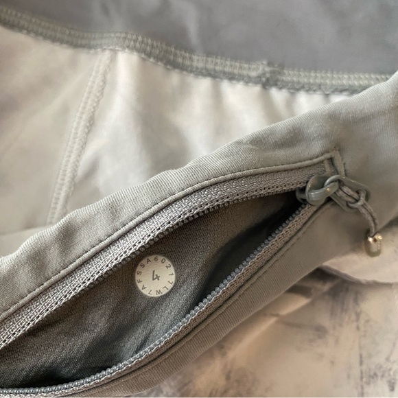 Lululemon Speed Short! Size 4, 2.5” length - Picture 5 of 5